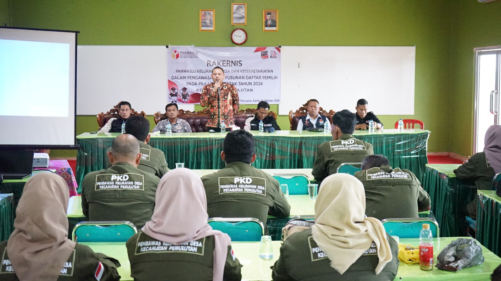 Anggota Bawaslu Ogan Ilir saat membuka acara Rakernis Pengawasan Penyusunan Daftar Pemilih Pada Kamis (31/10/2024) di Pemulutan Ogan Ilir.