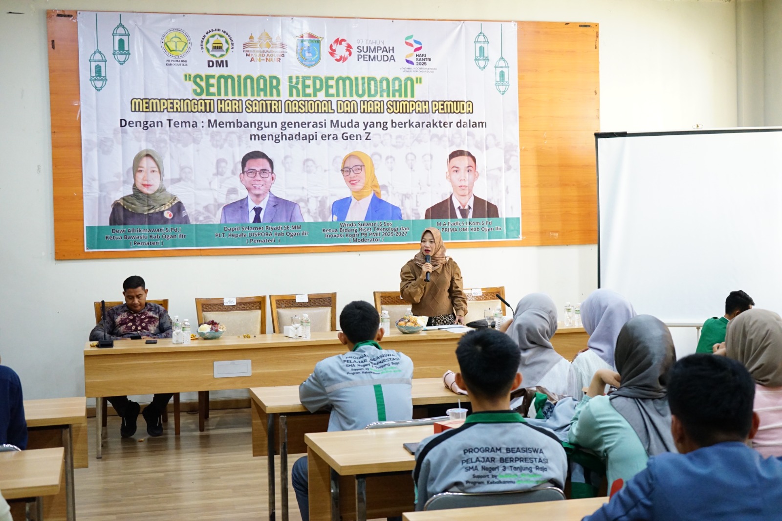 dewi alhikmawati menjadi narsum