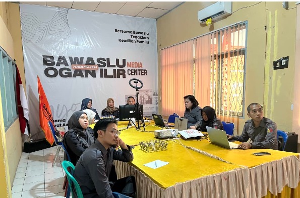 Pelaksanaan rapat membahas SE Nomor 23 Tahun 2026 dipimpin oleh Kepala Subbagian Pengawasan dan Humas.