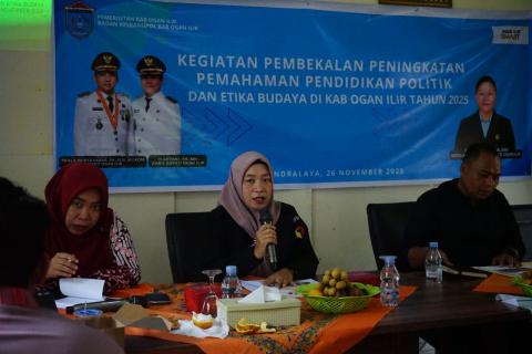 Dewi menyampaikan materi