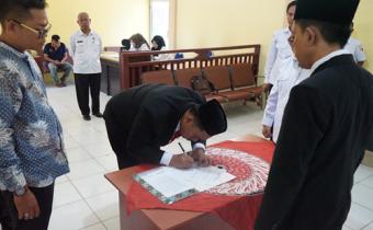 Ketua Bawaslu Sumsel Lantik PAW Anggota Panwaslu Kecamatan Indralaya Utara