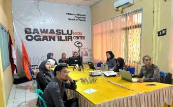 Pelaksanaan rapat membahas SE Nomor 23 Tahun 2026 dipimpin oleh Kepala Subbagian Pengawasan dan Humas.